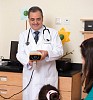 طبيب اردني بدبي يستخدم أحدث تكنولوجيا للكشف  عن مشاكل النظر عند الأطفال في ثوان