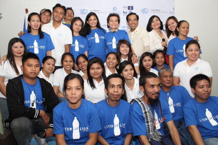 Ami Valdemoro, Chief Operating Officer of MyShelter Foundation and Christiana Figueres, Executive Secretary,  United Nations Framework Convention on Climate Change (UNFCCC) meet the volunteers of Liter of Light in Manila