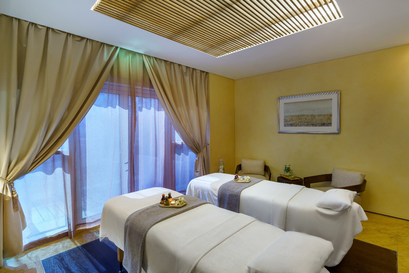 A room with beds and curtains

Description automatically generated